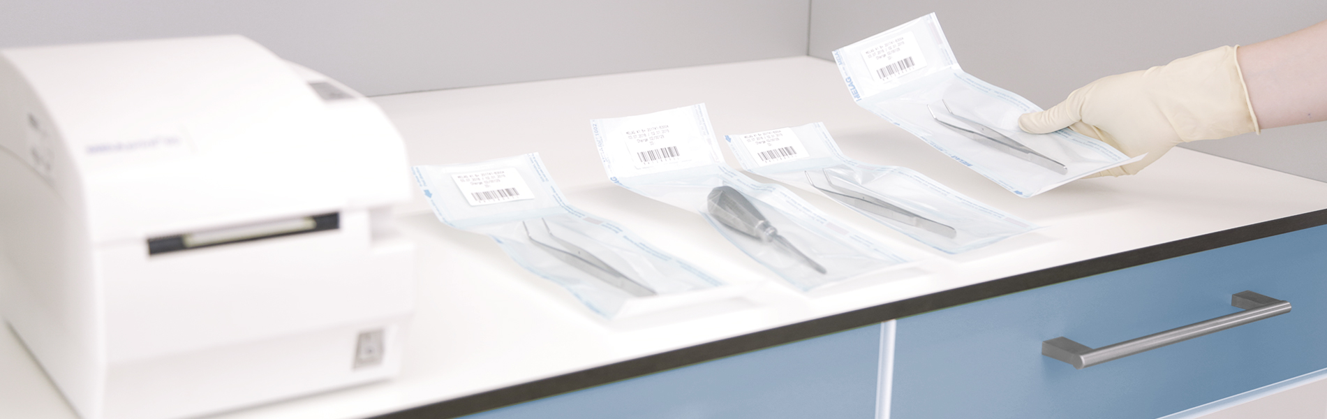 Bolsas selladas con instrumentos estériles en la superficie de trabajo en la sala de esterilización